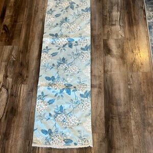 🏷️Excellent Condition Floral Blue and White Table Runner